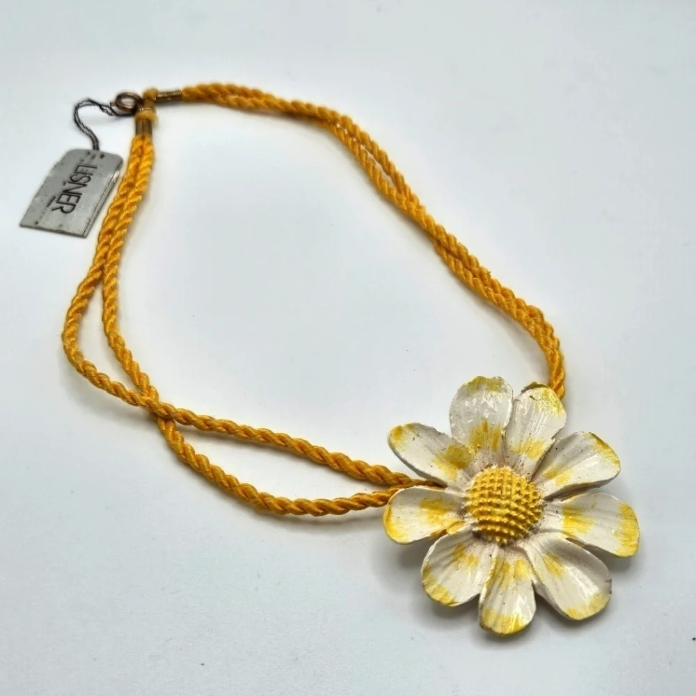 NEW VINTAGE Lisner 3D Daisy Flower Pendant Twisted Cord Choker Necklace